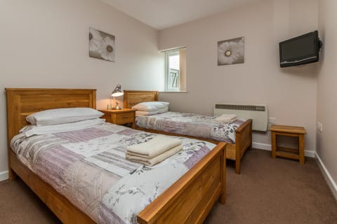 Bed, TV and multimedia, Photo of the whole room, Bedroom, towels