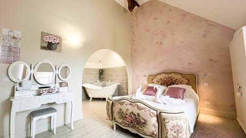 Bed, Photo of the whole room, Bedroom