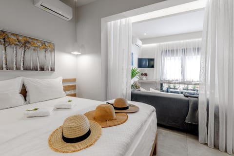 Bed, TV and multimedia, Living room, Bedroom, air conditioner