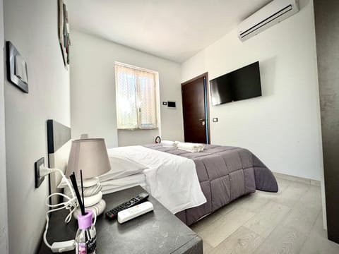 Bed, TV and multimedia, Photo of the whole room, Bedroom, air conditioner