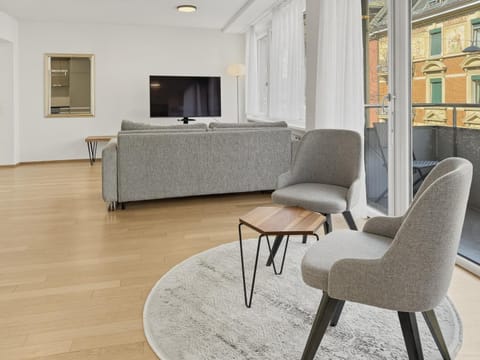 Facade/entrance, TV and multimedia, Living room, Seating area