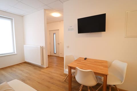 Communal lounge/ TV room, TV and multimedia, Photo of the whole room, Seating area, Dining area