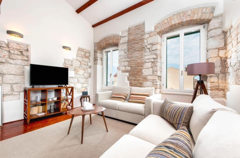 Communal lounge/ TV room, TV and multimedia, Living room, Seating area, Evening entertainment