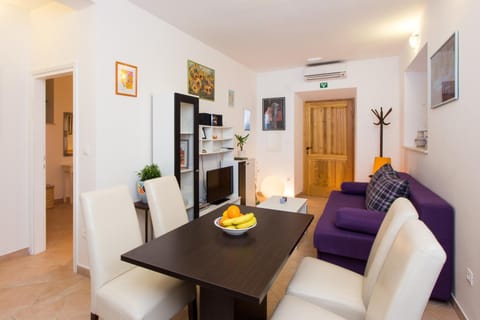 Spring, Day, Summer, TV and multimedia, Living room, Seating area, Dining area, On site