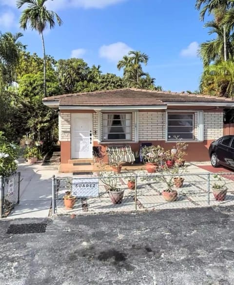 Bed in 6-Bed Dormitory Room Apartment in Miami