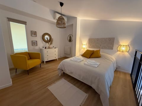 Bed, Living room, Photo of the whole room, Seating area, Bedroom