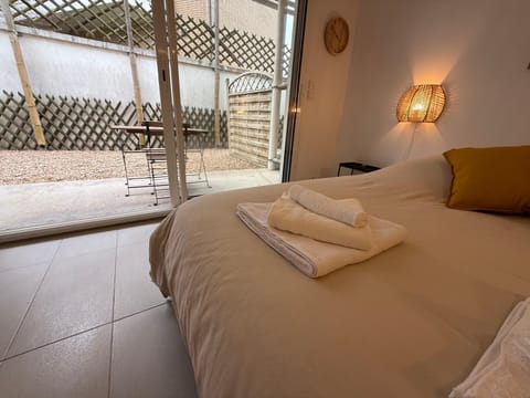 Bed, Photo of the whole room, Bedroom, towels