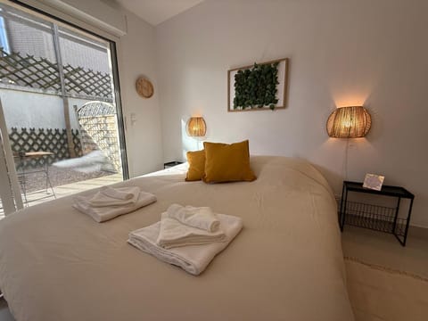 Bed, Photo of the whole room, Bedroom, towels