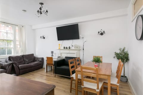 Communal lounge/ TV room, TV and multimedia, Living room, Seating area, Dining area