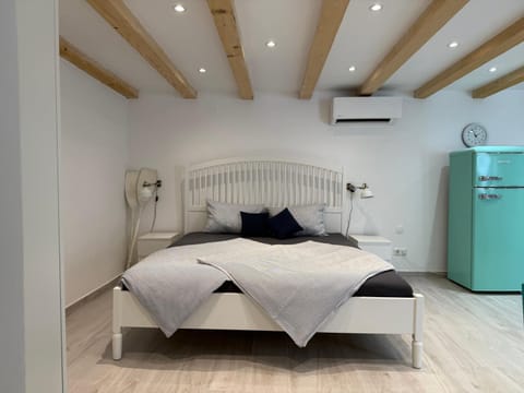 Bed, Bedroom, air conditioner