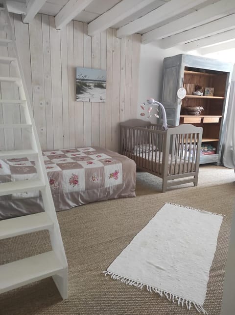Bed, Photo of the whole room, Bedroom, cot