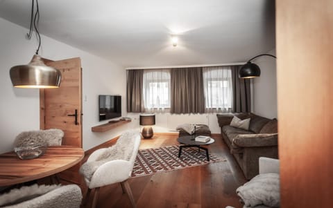 Bed, TV and multimedia, Living room, Seating area, Evening entertainment