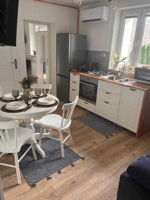 Kitchen or kitchenette, Dining area, stove