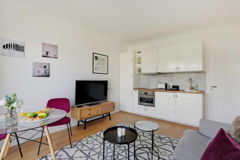 TV and multimedia, Kitchen or kitchenette, Living room, Seating area