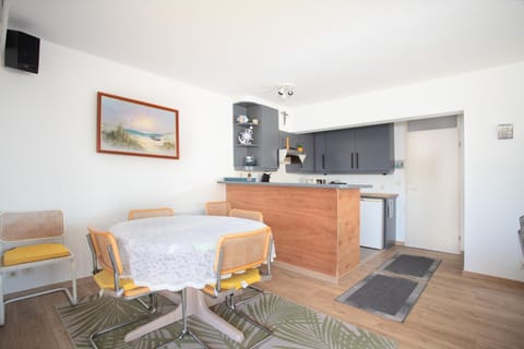 Kitchen or kitchenette, Dining area, pet friendly