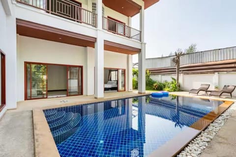 Property building, Patio, Day, Pool view, Swimming pool, Swimming pool, sunbed