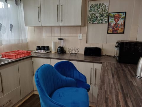 Seating area, kitchen