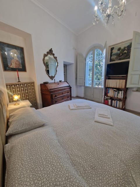 Bed, TV and multimedia, Photo of the whole room, Bedroom, towels