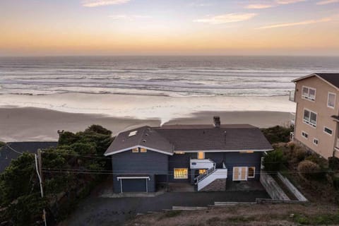 Moonstruck Beach House House in Lincoln City