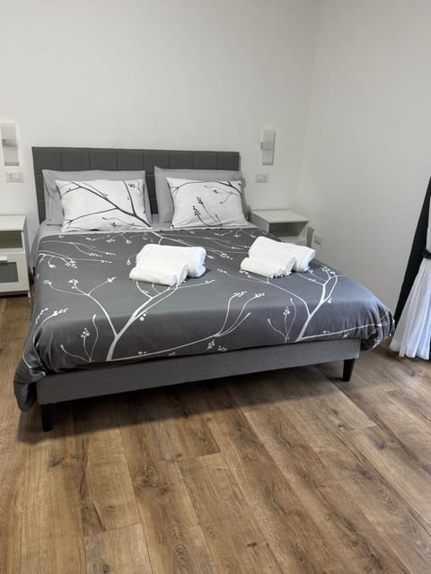 Bed, Photo of the whole room, Bedroom, Breakfast, towels
