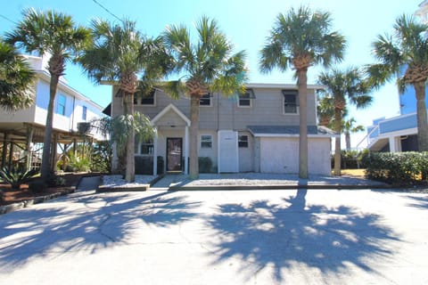 Property building, Facade/entrance, Day, Beach, pet friendly