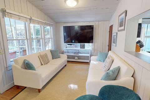 TV and multimedia, Living room, Seating area, Family, pet friendly