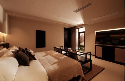 Bed, TV and multimedia, Living room, Photo of the whole room, Seating area, Bedroom