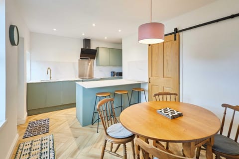 Kitchen or kitchenette, Dining area, oven, stove