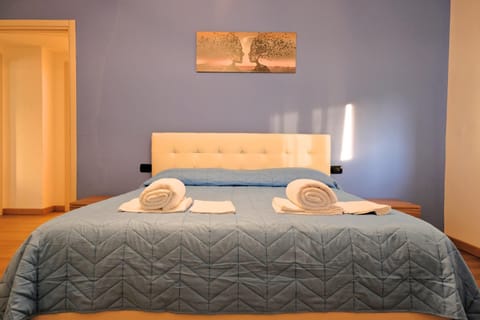 Bed, Bedroom, towels