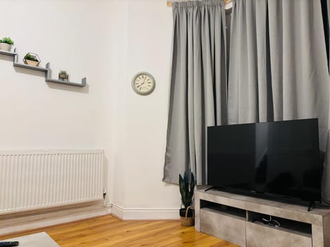 TV and multimedia, Living room, Evening entertainment