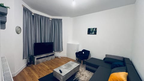 Communal lounge/ TV room, TV and multimedia, Living room, Evening entertainment
