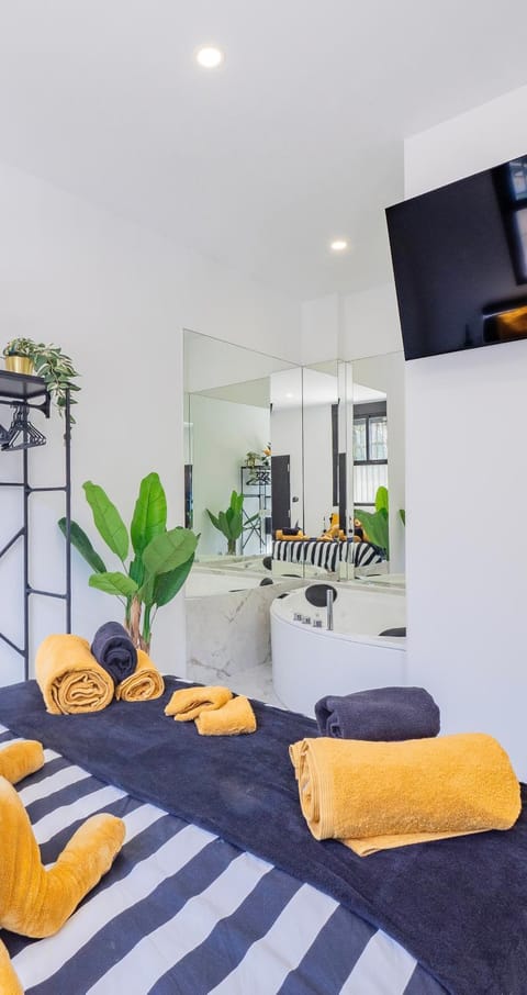 Hot Tub, TV and multimedia, Bedroom, towels