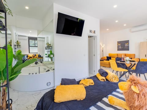 Hot Tub, Living room, Bedroom