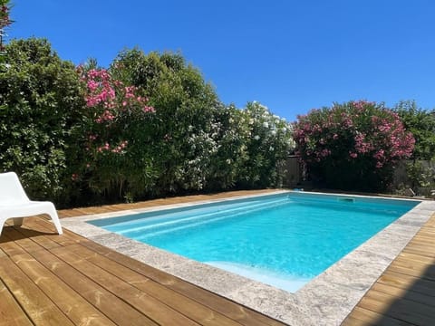 Garden view, Pool view, Swimming pool, sunbed