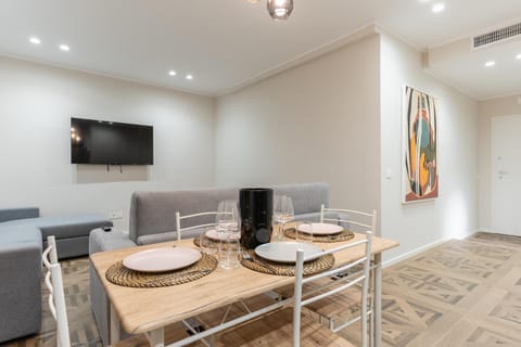 TV and multimedia, Kitchen or kitchenette, Living room, Seating area, Dining area