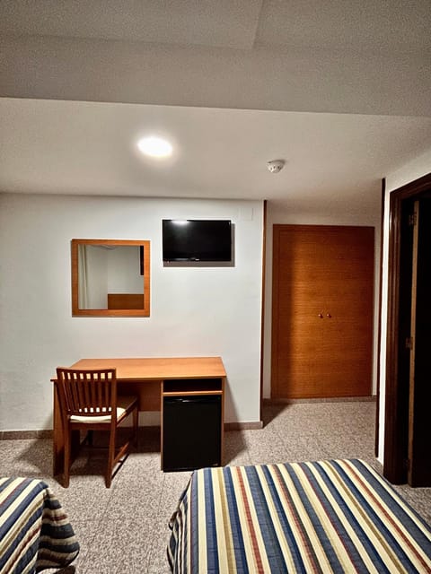 Bed, TV and multimedia, Photo of the whole room, Bedroom, hair dresser, wardrobe