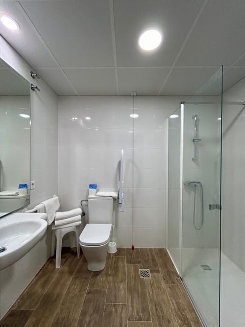 Shower, Toilet, Bathroom, Facility for disabled guests