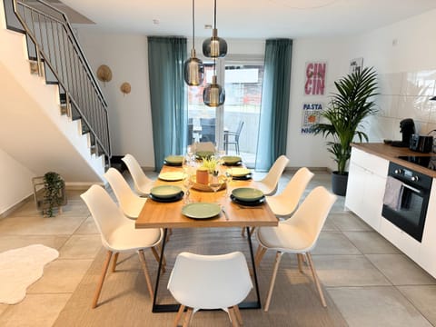 Kitchen or kitchenette, Food and drinks, Dining area, Food, stove, kitchen