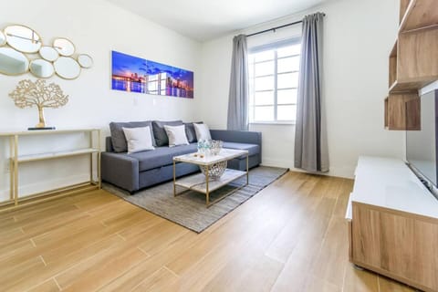 CHIC AND COZY 1 Br and 1Bth Suite on Collins Ave House in Flamingo Lummus