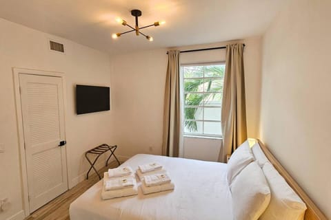 CHIC AND COSY 1 Bedroom Suite Apartment in Flamingo Lummus