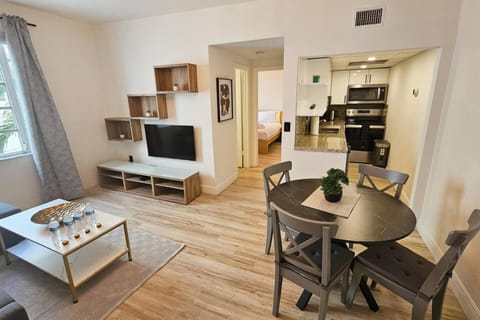 CHIC AND COSY 1 Bedroom Suite Apartment in Flamingo Lummus