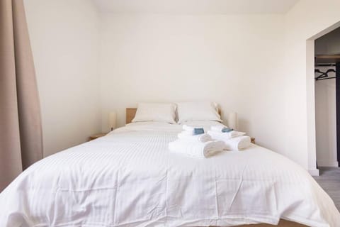 2 Bdr and 1 Bth CHIC and COZY Apartment on Collins Ave House in Flamingo Lummus