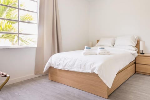 2 Bdr and 1 Bth CHIC and COZY Apartment on Collins Ave House in Flamingo Lummus