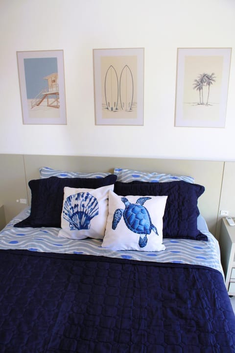 Bed, Bedroom, wardrobe, air conditioner