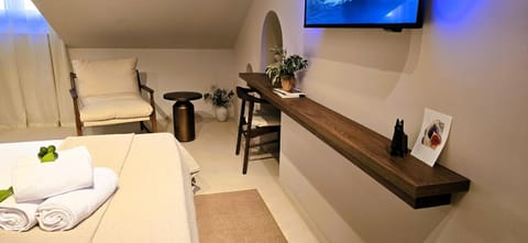 Bed, TV and multimedia, Seating area, Bedroom, towels