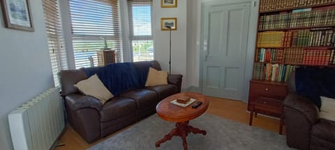 Library, Living room, Seating area
