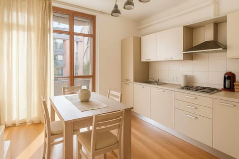 Coffee/tea facilities, Kitchen or kitchenette, Dining area, heating, oven, stove, kitchen