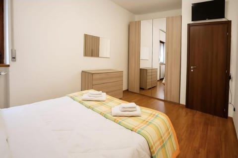 Bed, TV and multimedia, Photo of the whole room, Bedroom, towels, wardrobe