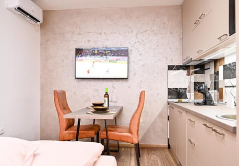 TV and multimedia, Kitchen or kitchenette, Living room, Seating area, Dining area, air conditioner