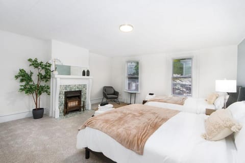 Stunning Apt w Rooftop & Game Room - Sleeps 10 Apartment in Pittsburgh